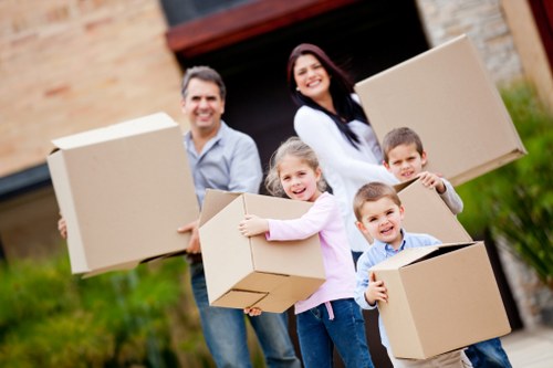 Move preparation in a Barnes flat with stairs and furniture